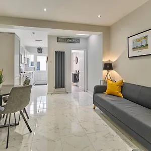 Luxury Lets - Windsor Townhouse Belfast