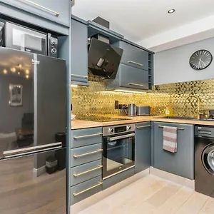 Modern Hut In Belfast