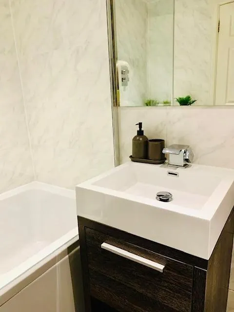 Cosy Roseburn Apartment, Edinburgh - 2 Bedrooms, Free Parking 0*,  United Kingdom