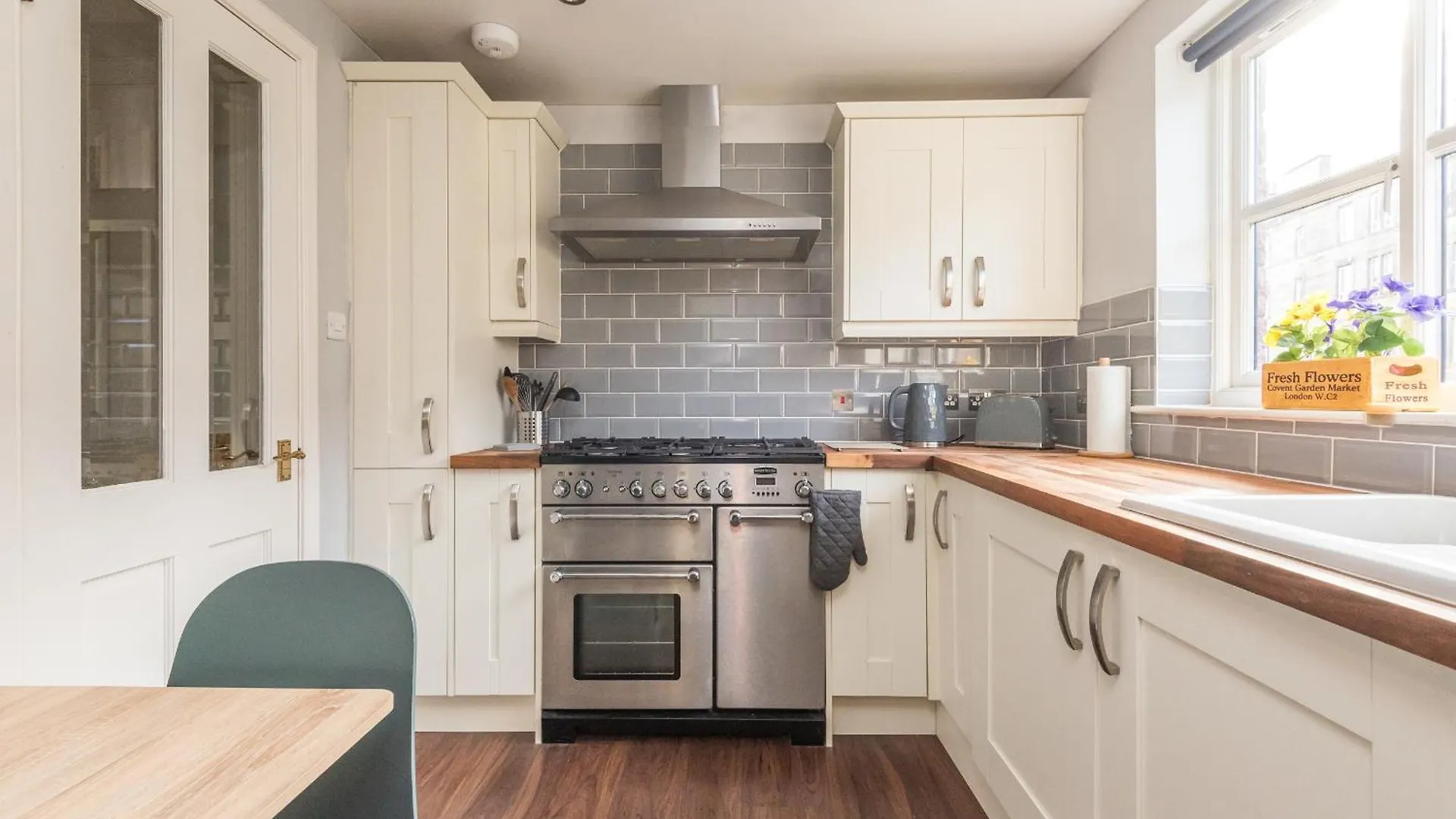 Cosy Roseburn Apartment, Edinburgh - 2 Bedrooms, Free Parking Apartment